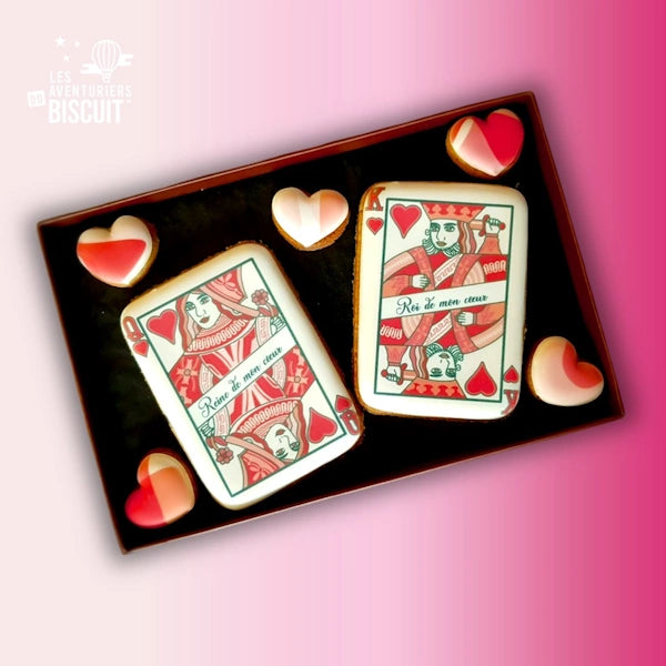 Biscuits personnalisés en forme de cartes à jouer Roi et Reine de cœur, réalisés à la main avec des détails soignés. Une touche royale pour une Saint Valentin mémorable.