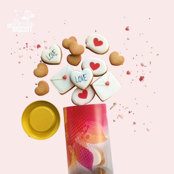 Coffret tube coloré Love Box Saint Valentin 2025, contenant 15 biscuits artisanaux en forme de bulles, enveloppes et cœurs. Une présentation élégante et romantique, idéale pour célébrer l’amour